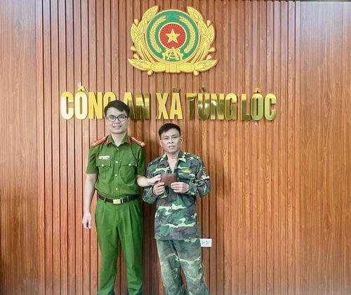 Công an xã Tùng Lộc trao trả tài sản cho anh Nghị.