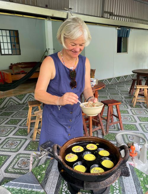  Khách nước ngoài trải nghiệm làm bánh dân gian 