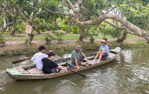  Du khách chèo ghe tham quan vườn trái cây tại Cần Thơ 