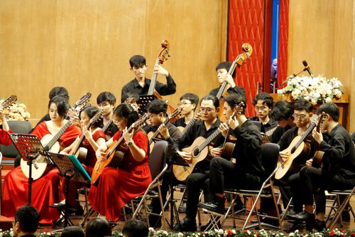 Các gương mặt trẻ của dàn nhạc guitar cổ điển Nhạc viện TPHCM biểu diễn trong chương trình khai mạc sự kiện âm nhạc "Saigon International Guitar Festival 2026". Ảnh: THÚY BÌNH