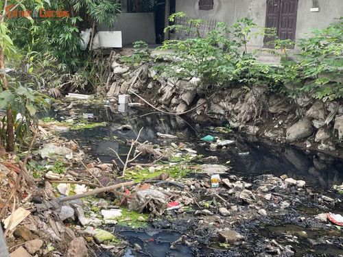 Dọc tuyến mương, nhiều loại rác sinh hoạt, chai nhựa, túi nilon và phế thải xây dựng phủ kín mặt nước. Lượng rác tồn đọng lâu ngày khiến dòng chảy bị thu hẹp, làm gia tăng tình trạng ô nhiễm môi trường.