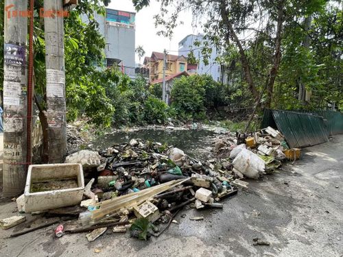 Theo người dân, trước khi dự án được triển khai, khu vực vẫn xảy ra ngập cục bộ vào những đợt mưa lớn. Tuy nhiên, từ khi việc thi công kéo dài và chưa hoàn thiện, nước thoát chậm hơn, rác thải cùng nước tù cũng tích tụ nhiều hơn trước.