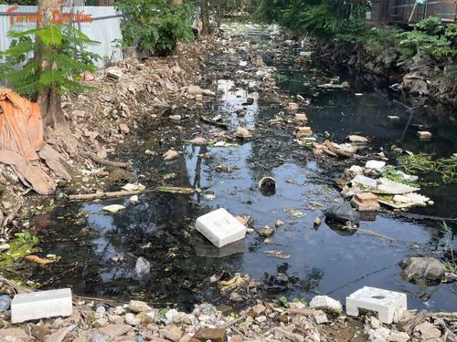 Dọc tuyến mương, rác sinh hoạt, túi nilon, hộp xốp, chai nhựa cùng nhiều loại phế thải xây dựng phủ kín mặt nước. Theo người dân, tình trạng đổ trộm rác diễn ra trong thời gian dài, khiến dòng mương ngày càng ô nhiễm.