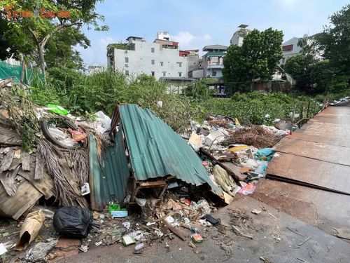 Không chỉ dưới lòng mương, nhiều loại rác còn bị vứt ven đường và khu đất xung quanh. Người dân cho biết lượng rác tích tụ ngày càng nhiều, trong khi việc thu gom, xử lý chưa đáp ứng được thực tế.