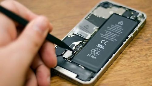 Thay pin và sử dụng phụ kiện bảo vệ chất lượng có thể giúp kéo dài tuổi thọ smartphone thêm nhiều năm.