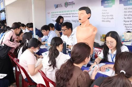 Thí sinh tìm hiểu thông tin tuyển sinh của Trường Đại học Khoa học Sức khỏe (Đại học Quốc gia TPHCM).