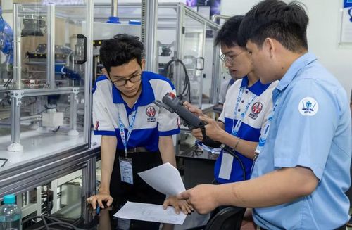 Sinh viên Trường Đại học Công nghệ Kỹ thuật trong một cuộc thi về công nghệ. Ảnh: UTE TV.