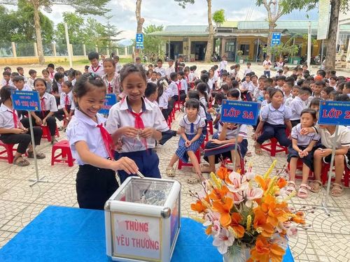 Trường Phổ thông Dân tộc Bán trú Tiểu học và THCS Sơn Tân (xã Sơn Tây) tham gia chương trình thiện nguyện. Ảnh: NTCC.