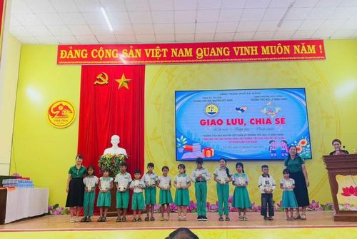 Học sinh Trường Tiểu học Nguyễn Viết Xuân (xã Trà Tân, TP Đà Nẵng) nhận quà tặng chuẩn bị cho năm học mới từ Trường Tiểu học Lê Đình Chinh - đơn vị kết nghĩa.