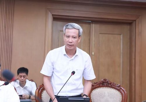 Đại diện Đại học Bách khoa Hà Nội nêu ý kiến thảo luận cùng các đại biểu. Ảnh: Đình Tuệ.