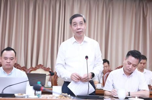 Đại diện Trường Đại học Giao thông vận tải nêu một số ý kiến trao đổi tại hội nghị. Ảnh: Đình Tuệ.