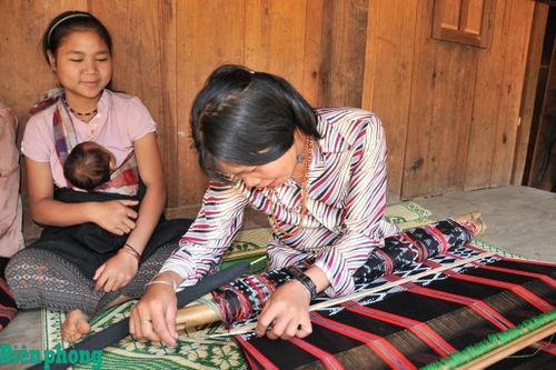 Những lúc nông nhàn, phụ nữ Cơ Tu lại cặm cụi bên khung dệt vải. Ảnh: Minh Ngọc