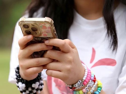 Để hạn chế tình trạng này chỉ giáo dục từ gia đình và nhà trường là chưa đủ.