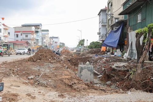 Tại đoạn từ cầu Thạch Bích đến nút giao Tỉnh lộ 427 qua xã Bình Minh, các đơn vị thi công đang đồng loạt triển khai nhiều mũi công việc trên công trường.