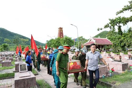 8 hài cốt liệt sĩ được di chuyển về Nghĩa trang Liệt sĩ xã Can Lộc để an táng cùng đồng đội.