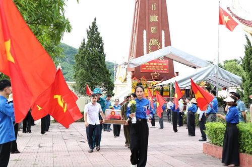 Trong không khí trang nghiêm, thành kính, các đại biểu, cán bộ, chiến sĩ và Nhân dân đã dâng hoa, dâng hương, bày tỏ lòng biết ơn sâu sắc đối với các liệt sĩ đã anh dũng hy sinh vì độc lập, tự do của Tổ quốc.