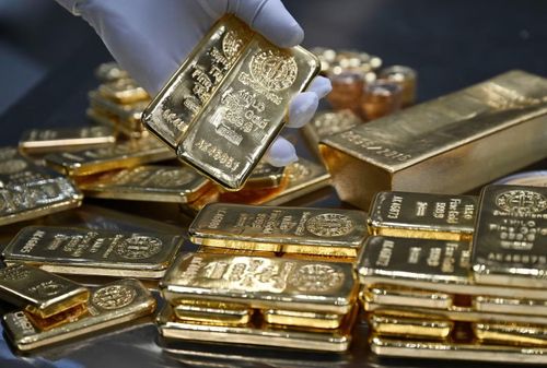 Giá vàng thế giới nhích tăng trong phiên giao dịch sáng 5/8 (giờ Việt Nam) nhờ đồng USD suy yếu. Ảnh: Reuters.