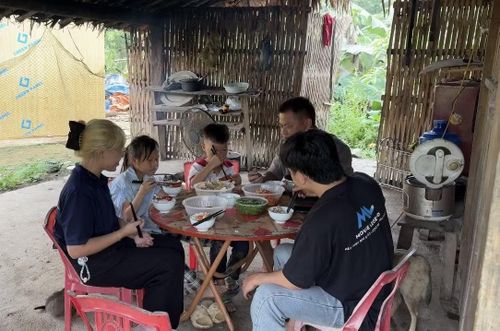 Lần đầu được ăn một bữa cơm đầy đủ của các em cũng là lần đầu ba bạn trẻ Movie Legend có một bữa cơm thật khác giữa núi rừng.