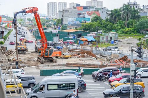 Trên công trường, hàng loạt máy móc cùng đông đảo công nhân đang tập trung tối đa lực lượng, gấp rút triển khai các hạng mục.