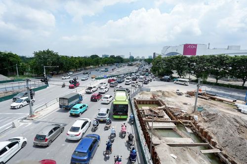 Theo ghi nhận những ngày đầu tháng 8, nhà thầu đã tiến hành rào chắn nhiều vị trí tại nút giao Cổ Linh - cầu Vĩnh Tuy - Đàm Quang Trung để phục vụ thi công dự án hầm chui.