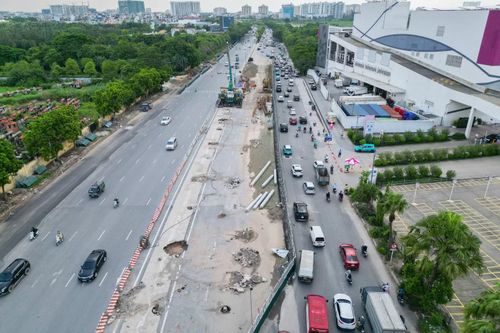 Hợp đồng quy định hoàn thành vào tháng 12/2027, tuy nhiên, Thành phố đã chỉ đạo rút ngắn tiến độ, yêu cầu đưa công trình về đích trước ngày 30/4/2027.