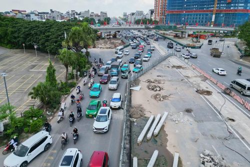 Tuy nhiên, việc rào chắn dựng phục vụ thi công khiến lòng đường bị thu hẹp đáng kể. Nút thắt cổ chai này trở thành nguyên nhân khiến khu vực thường xuyên rơi vào cảnh ùn tắc nghiêm trọng, nhất là trong các khung giờ cao điểm.