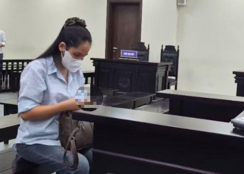 Bị cáo Dương Kiều Vy trước giờ tòa làm việc.