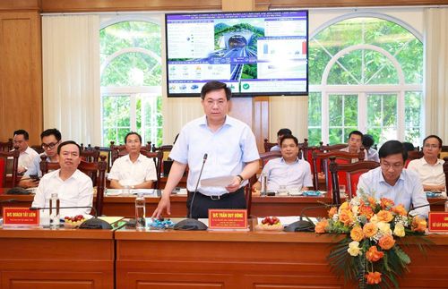 Chủ tịch UBND tỉnh Phú Thọ Trần Duy Đông phát biểu tại hội nghị.