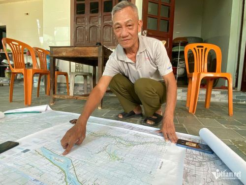 Cựu chiến binh Võ Văn Toản (SN 1952, xóm Quảng Hà, xã Diễn Châu) chỉ vào vị trí trên bản đồ - nơi ông từng 2 lần sang Campuchia tìm đồng đội. Ảnh: Thanh Hải