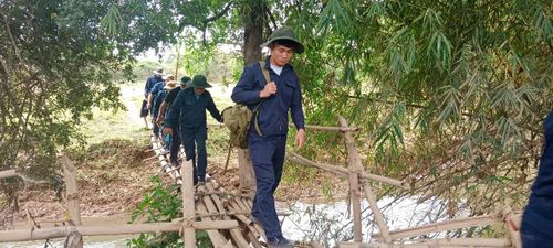 Cán bộ chiến sĩ Đội quy tập hài cốt tỉnh Nghệ An vượt qua nhiều địa hình trên đất bạn Lào để thực hiện sứ mệnh đưa những người lính trở về. Ảnh: Đội quy tập hài cốt tỉnh Nghệ An