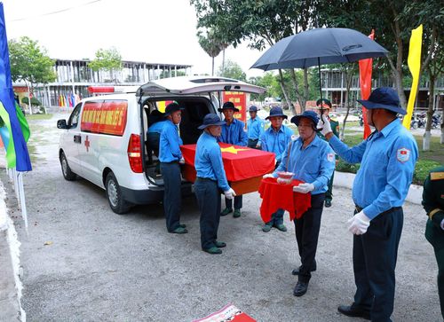 Đón những người lính hy sinh trên đất Campuchia trở về quê hương. Ảnh: Đội K90