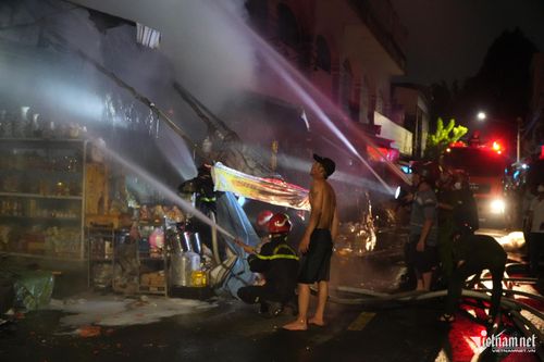 Lực lượng chức năng tiến hành dập lửa.
