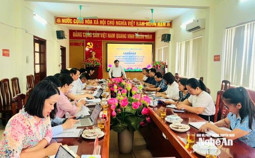 Quang cảnh buổi làm việc với UBND xã Kim Liên. Ảnh: Nguyễn Thị Vân
