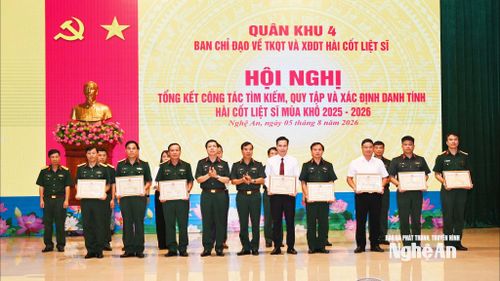 Trao thưởng các tập thể có thành tích xuất sắc trong thực hiện nhiệm vụ tìm kiếm, quy tập và xác định danh tính hài cốt liệt sĩ mùa khô năm 2025 - 2026. Ảnh: Vũ Hoàng