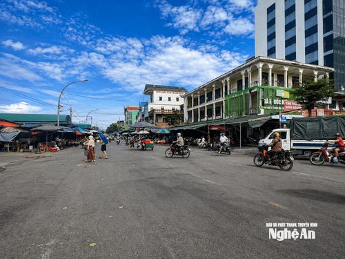 Lòng đường Lê Hồng Sơn thông thoáng trở lại trong đợt cao điểm ra quân. Ảnh: Q.A