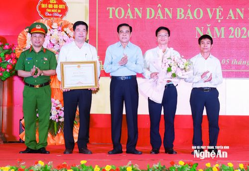 Chủ tịch UBND tỉnh Võ Trọng Hải tặng Bằng khen cho tập thể nhân dân và cán bộ xã Anh Sơn vì đã có thành tích xuất sắc trong phong trào “Toàn dân bảo vệ an ninh Tổ quốc". Ảnh: Thành Duy