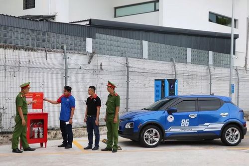 Công tác PCCC tại các điểm sạc xe điện không chỉ là trách nhiệm của lực lượng chức năng mà cần có sự chung tay của cả cộng đồng. Ảnh: Công an tỉnh An Giang.