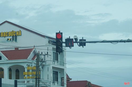 Đèn tín hiệu chập chờn gây khó cho các tài xế.
