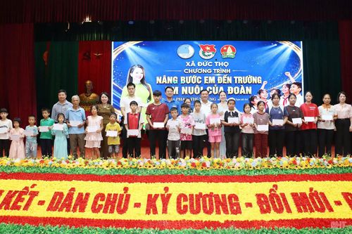 Tại chương trình, ca sĩ Phạm Thùy Dung (quê xã Đức Thọ) cùng các nhà hảo tâm đã trao 160 suất quà (mỗi suất trị giá 500.000 đồng) cho học sinh mồ côi, học sinh có hoàn cảnh đặc biệt khó khăn trên địa bàn xã.