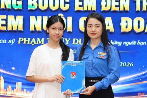 Đặc biệt, sau khi nắm bắt hoàn cảnh của em Nghiêm Thúy Quỳnh (thôn Yên Long) - có cha vừa qua đời vì bệnh hiểm nghèo, mẹ đang cấp cứu do tai biến nặng - Đoàn xã Đức Thọ đã kết nối với Đoàn Thanh niên Bệnh viện Bạch Mai trao tặng em suất học bổng "Ươm mầm mơ ước" trị giá 2 triệu đồng, góp phần giúp em vượt qua khó khăn, tiếp tục đến trường.