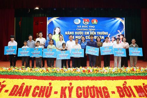 Dịp này, ca sĩ Phạm Thùy Dung cũng nhận đỡ đầu 10 học sinh theo mô hình "Em nuôi của Đoàn". Đây đều là những em mồ côi hoặc có bố, mẹ mắc bệnh hiểm nghèo, được hỗ trợ 500.000 đồng/tháng trong 3 năm với tổng kinh phí khoảng 180 triệu đồng.