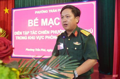 Đại tá Hoàng Xuân Đông - Ủy viên Ban thường vụ Tỉnh ủy, Chỉ huy trưởng BCHQS tỉnh đánh giá chất lượng, hiệu quả cuộc diễn tập.