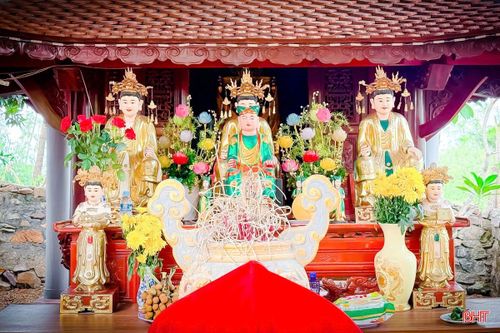 Ngoài thờ thần Tam Lang, đền còn thờ nhiều vị thần khác và những người có công với đất nước.