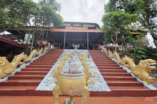 Đền Tam Lang tọa lạc trên đỉnh núi Nàng Tiên, thuộc xã Xuân Lộc.