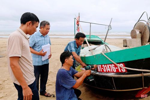 Thuyền đánh cá được lắp biển số cứng theo đúng kích thước, màu sắc quy định.
