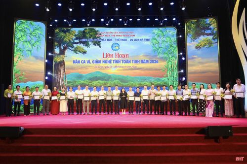 Phó Chủ tịch UBND tỉnh Nguyễn Thị Nguyệt và Ban Tổ chức trao chứng nhận tham gia liên hoan và tặng hoa chúc mừng các câu lạc bộ.