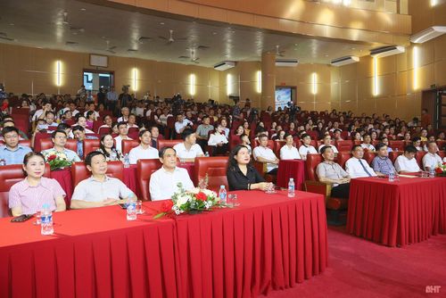 Các đại biểu tham dự khai mạc.
