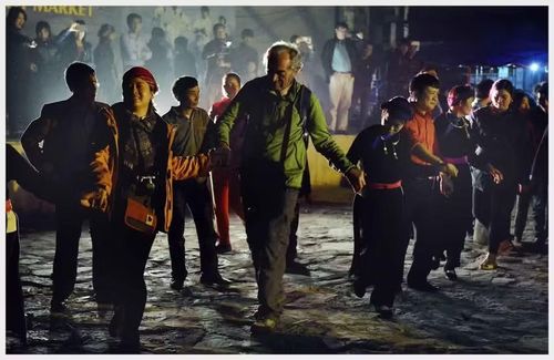 Du khách nước ngoài tham gia điệu xòe tối thứ Bảy hàng tuần ở chợ đêm tại Lào Cai. (Ảnh: TTXVN)