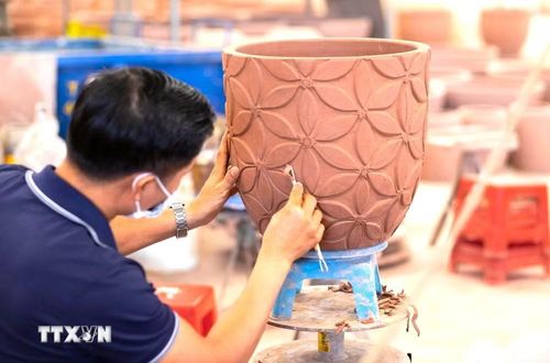 Hoa văn gốm truyền thống vẫn được giữ gìn, phát triển trong nhịp sống đô thị hiện đại. (Ảnh: Hương Giang/TTXVN)