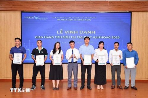 Lãnh đạo Sở Khoa học và Công nghệ Hải Phòng trao chứng nhận vinh danh các doanh nghiệp có gian hàng tiêu biểu tham gia trưng bày, triển lãm tại Techfest Hải Phòng 2026 (Ảnh: Mạnh Minh/TTXVN)